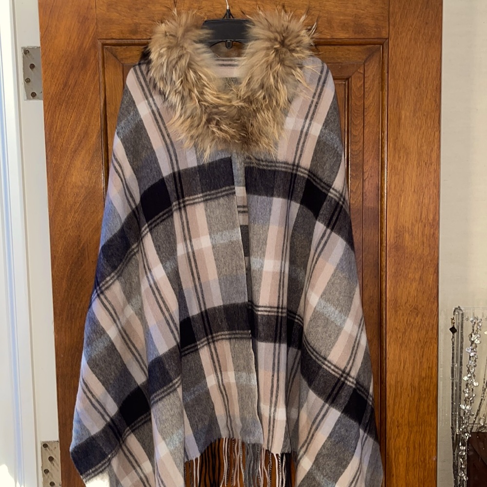 Chic wool plaid wrap with fur detail